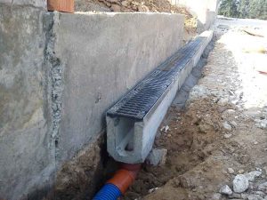 Бетонные водоотводные лотки: секреты безошибочного монтажа